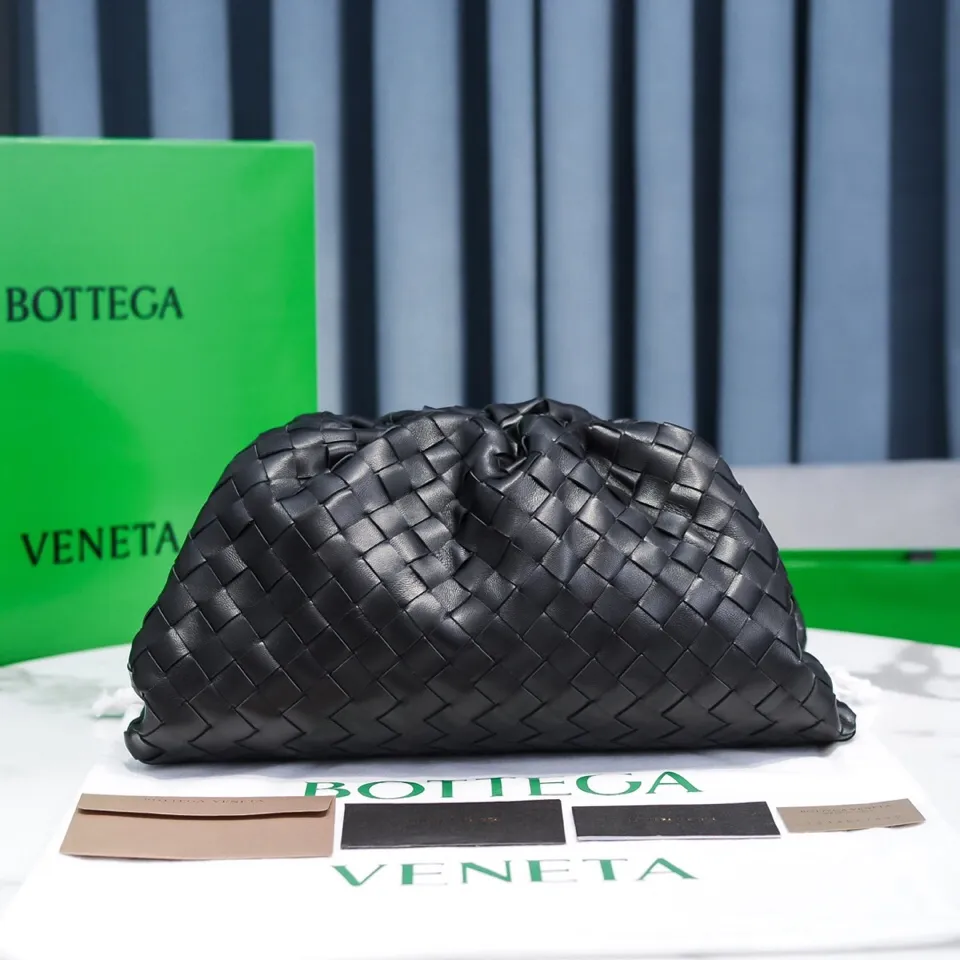 🔥🔥The counterattack of the popular Bottega Veneta started with this series of cloud bags, which went viral in the fashion circle and started a craze! Out of stock, out of stock, out of stock... One piece is hard to find, super hard to buy, regardless of age, season, or occasion. Very classy. Really, if you carry this on the road, it will turn heads! This is also the reason why this series is so expensive. Large size: 38*20*8.5cm [Big Cloud Weave] Black